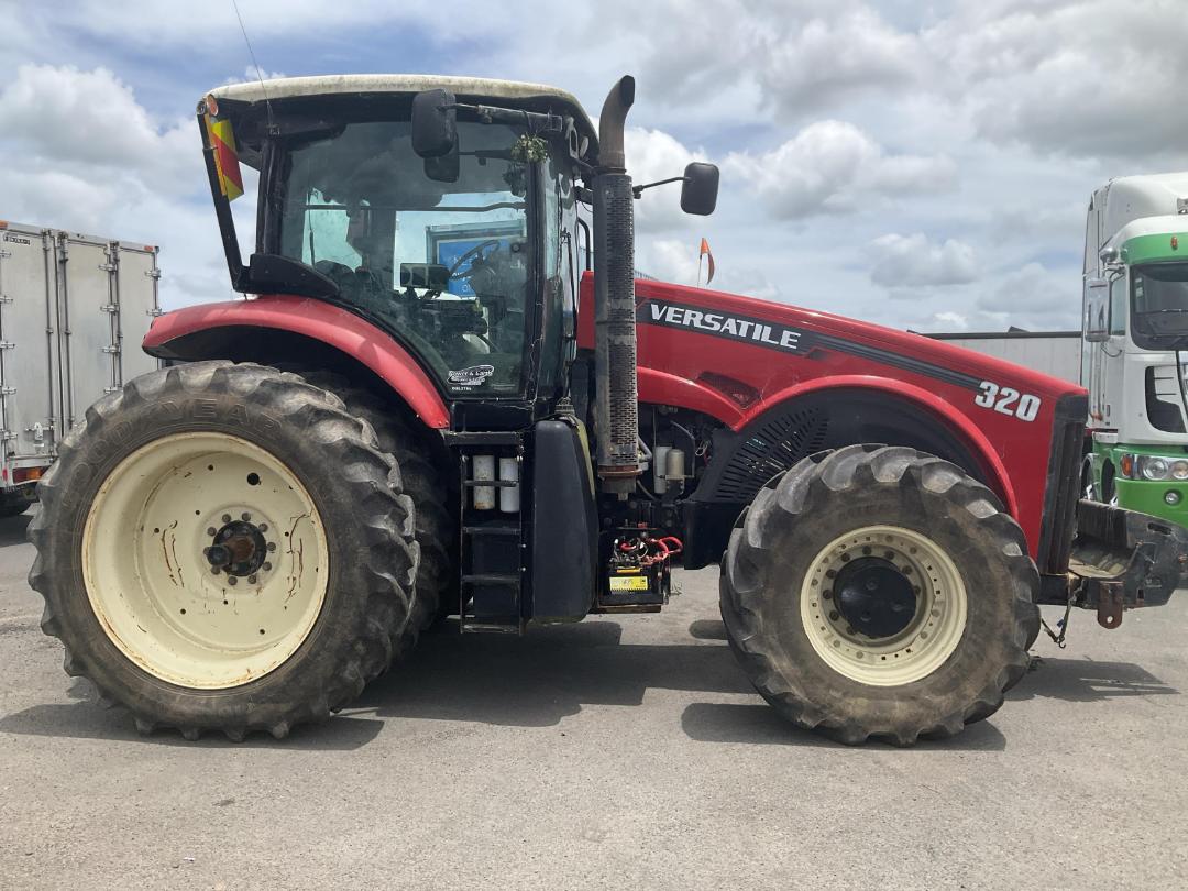 Photo '3' of Versatile 320 Tractor Photo '3' of Versatile 320 Tractor