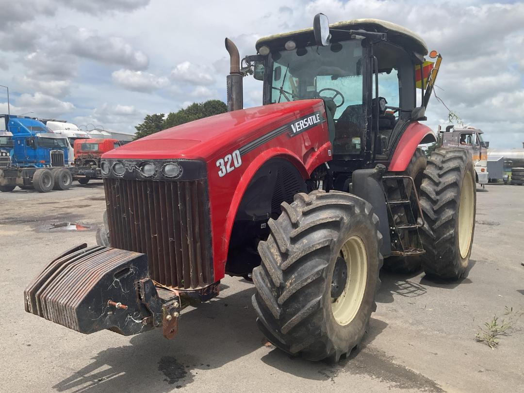 Photo '7' of Versatile 320 Tractor Photo '7' of Versatile 320 Tractor