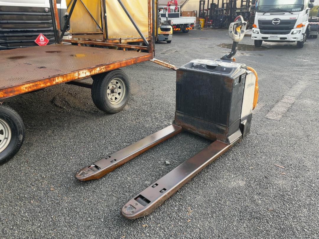 Photo '7' of Crown W3020 Forklift