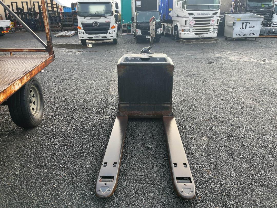 Photo '8' of Crown W3020 Forklift