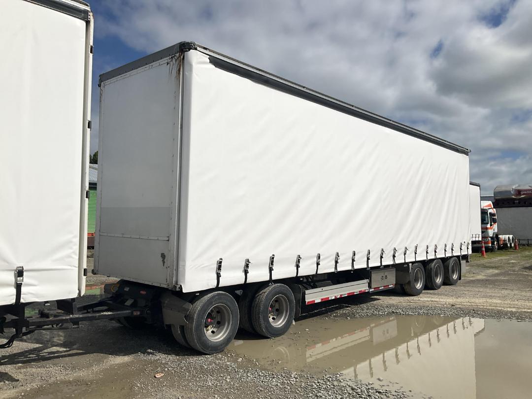 Photo '9' of Domett E2001 PH Curtainsider Full