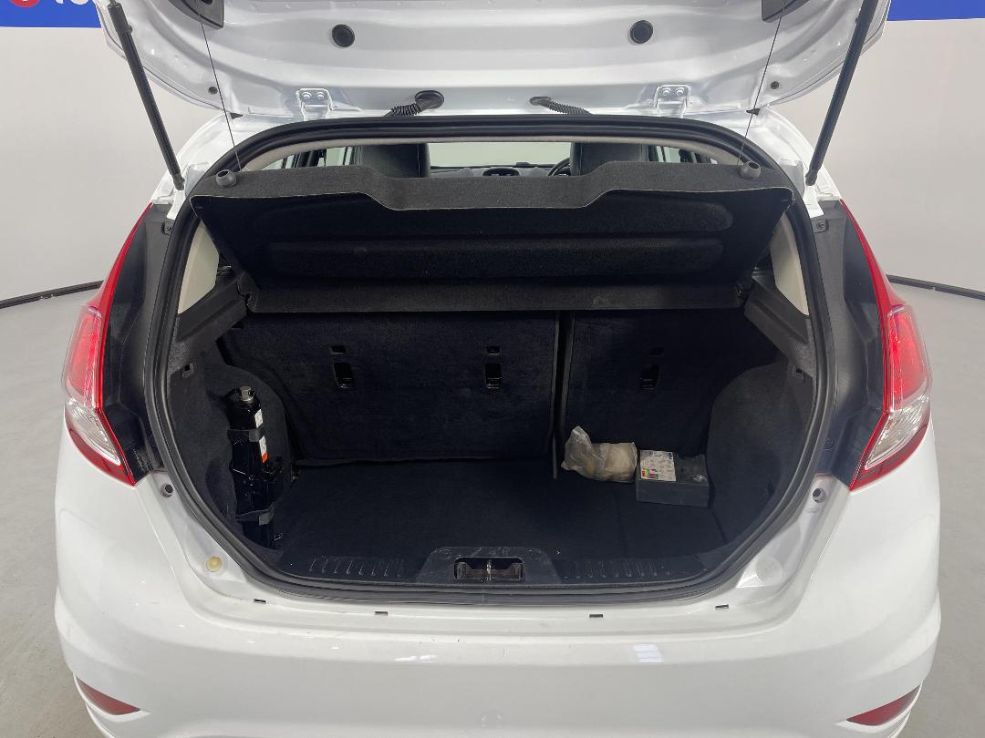 Photo '14' of Ford Fiesta