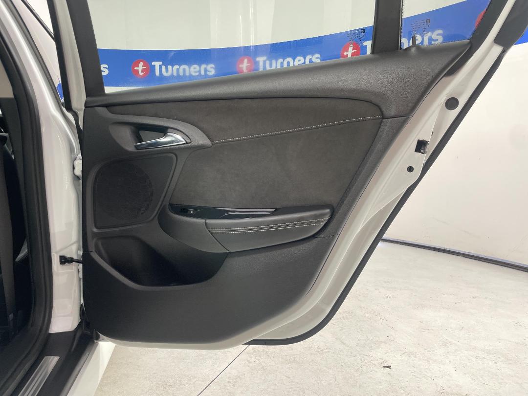 Photo '19' of Holden Commodore Photo '19' of Holden Commodore