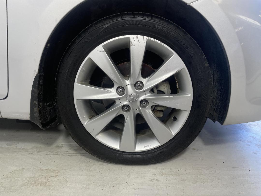 Photo '9' of Hyundai Accent Photo '9' of Hyundai Accent