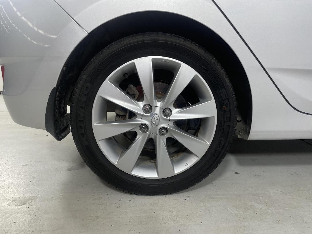 Photo '12' of Hyundai Accent Photo '12' of Hyundai Accent