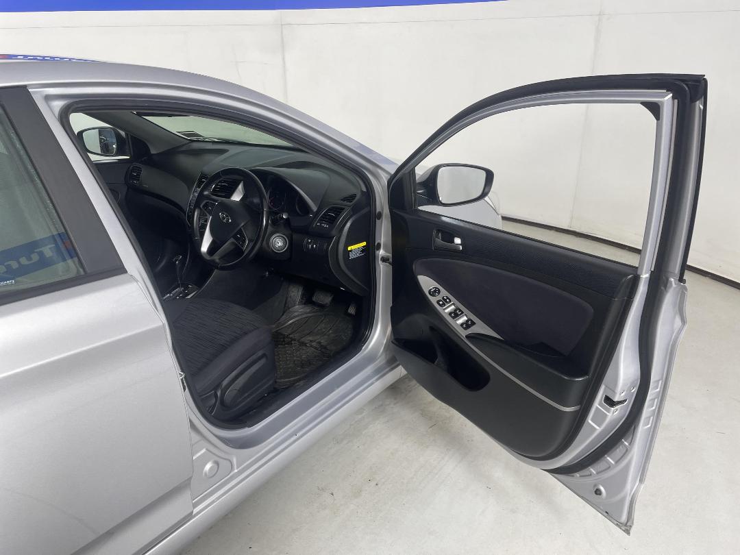 Photo '15' of Hyundai Accent Photo '15' of Hyundai Accent