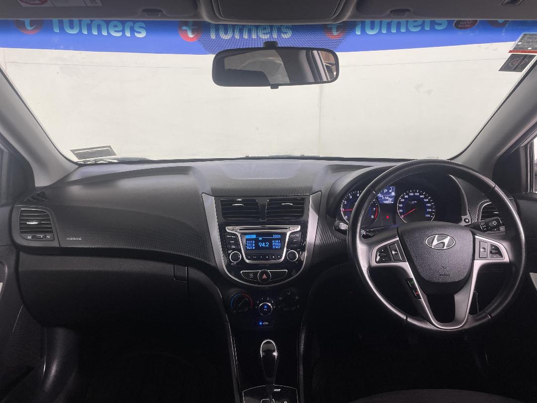 Photo '17' of Hyundai Accent Photo '17' of Hyundai Accent