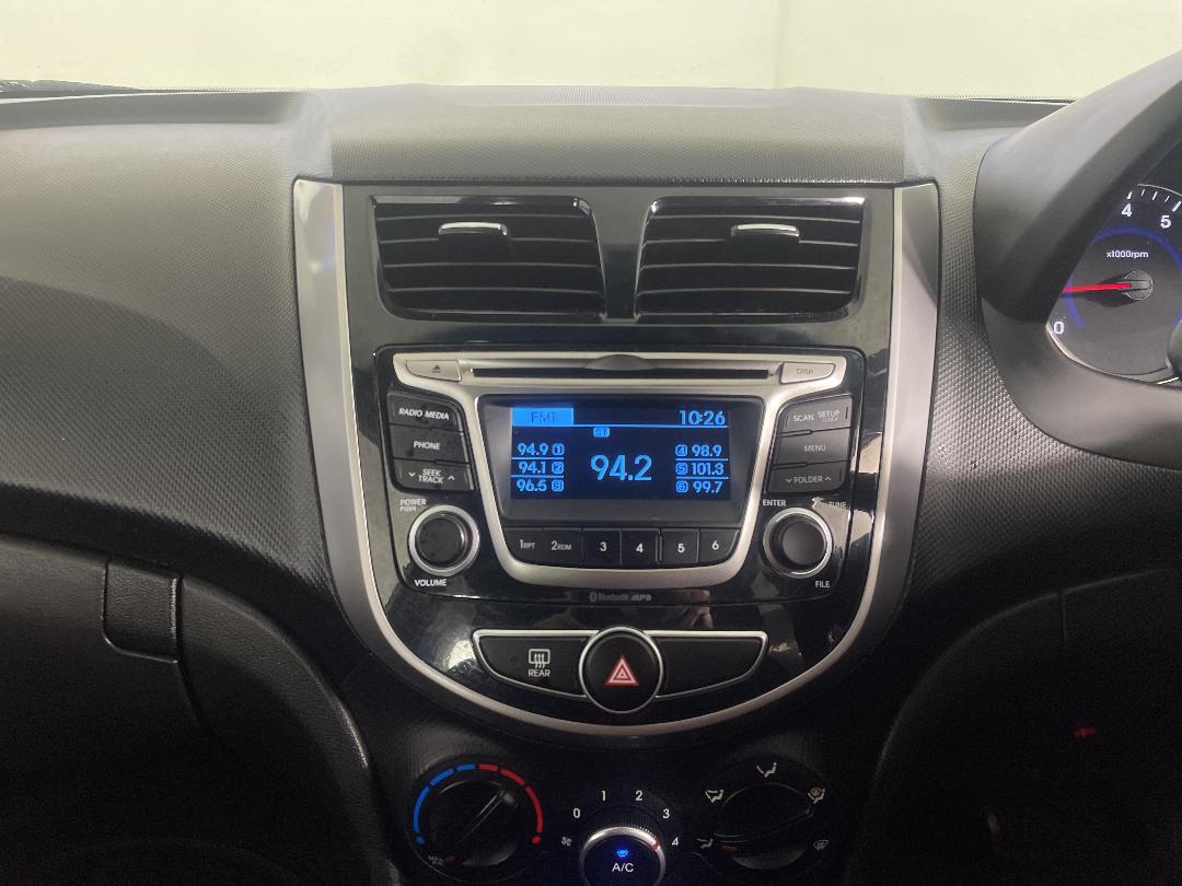 Photo '18' of Hyundai Accent Photo '18' of Hyundai Accent