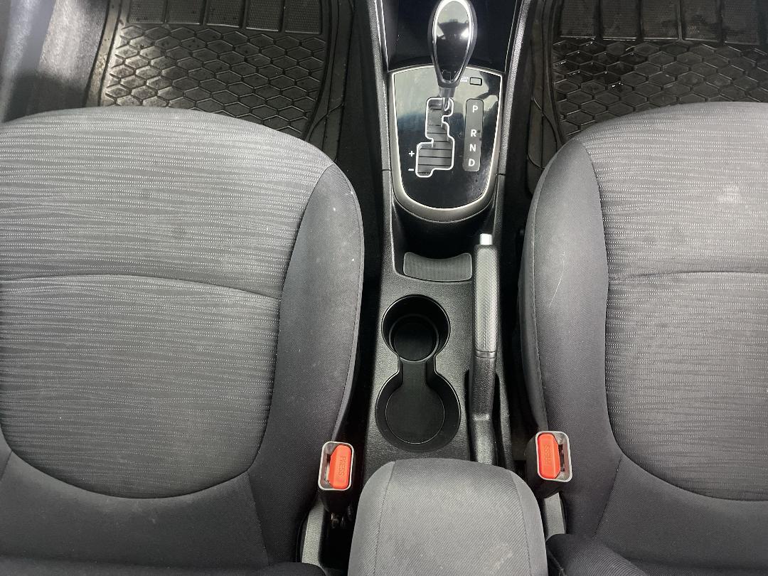 Photo '23' of Hyundai Accent Photo '23' of Hyundai Accent