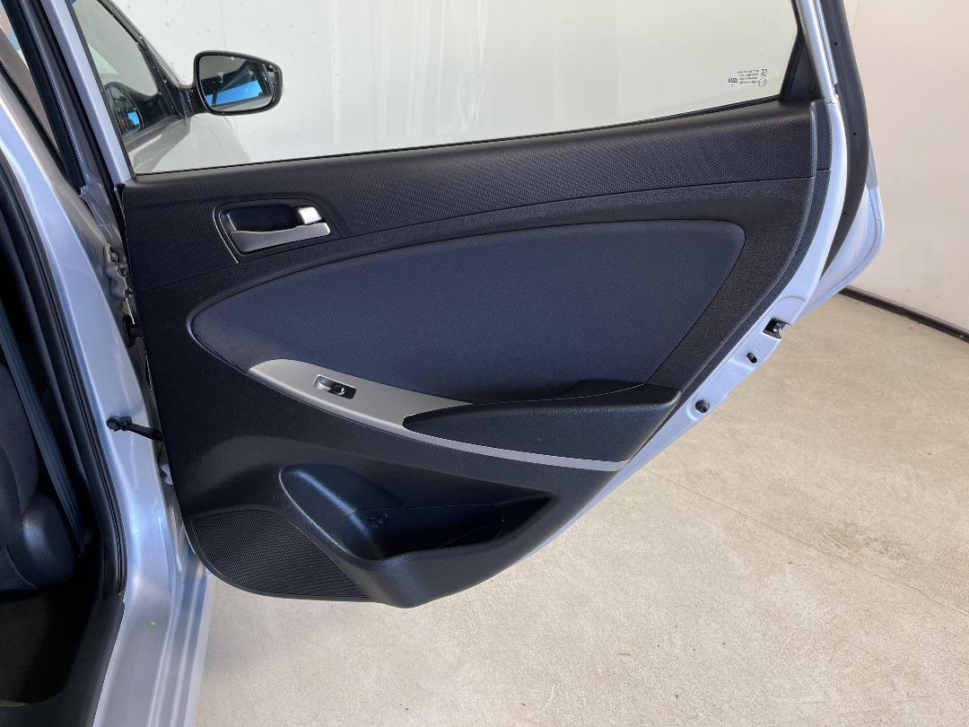 Photo '19' of Hyundai Accent