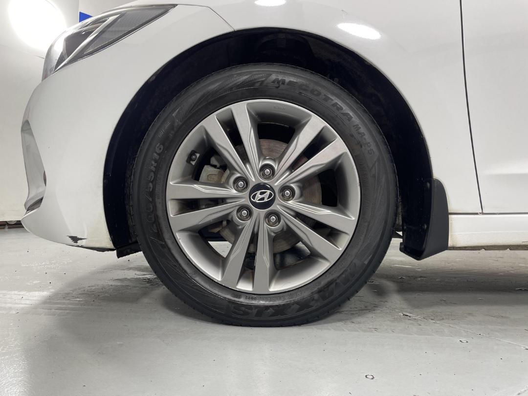 Photo '10' of Hyundai Elantra Photo '10' of Hyundai Elantra