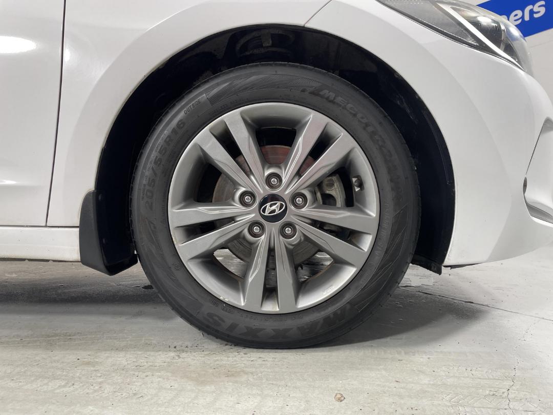 Photo '9' of Hyundai Elantra Photo '9' of Hyundai Elantra