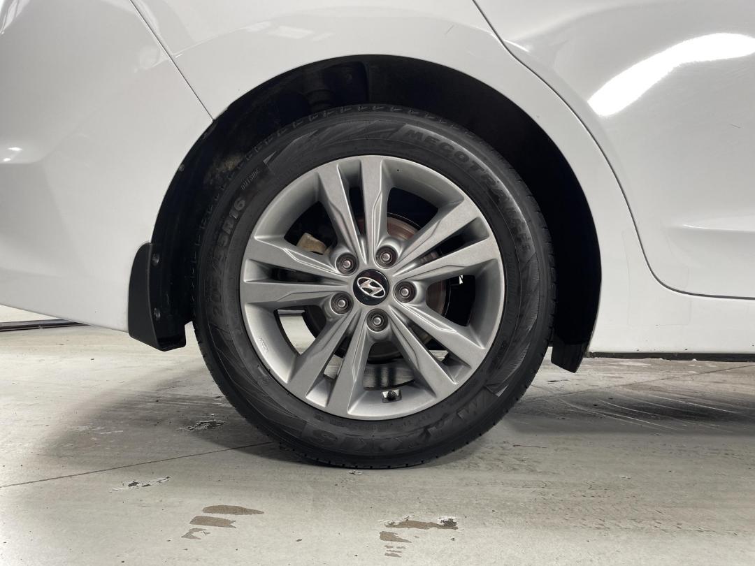 Photo '12' of Hyundai Elantra Photo '12' of Hyundai Elantra