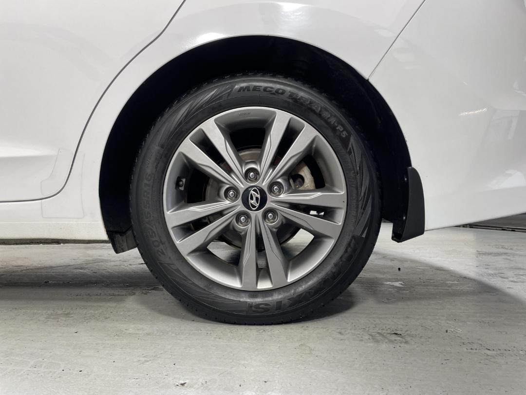 Photo '11' of Hyundai Elantra Photo '11' of Hyundai Elantra