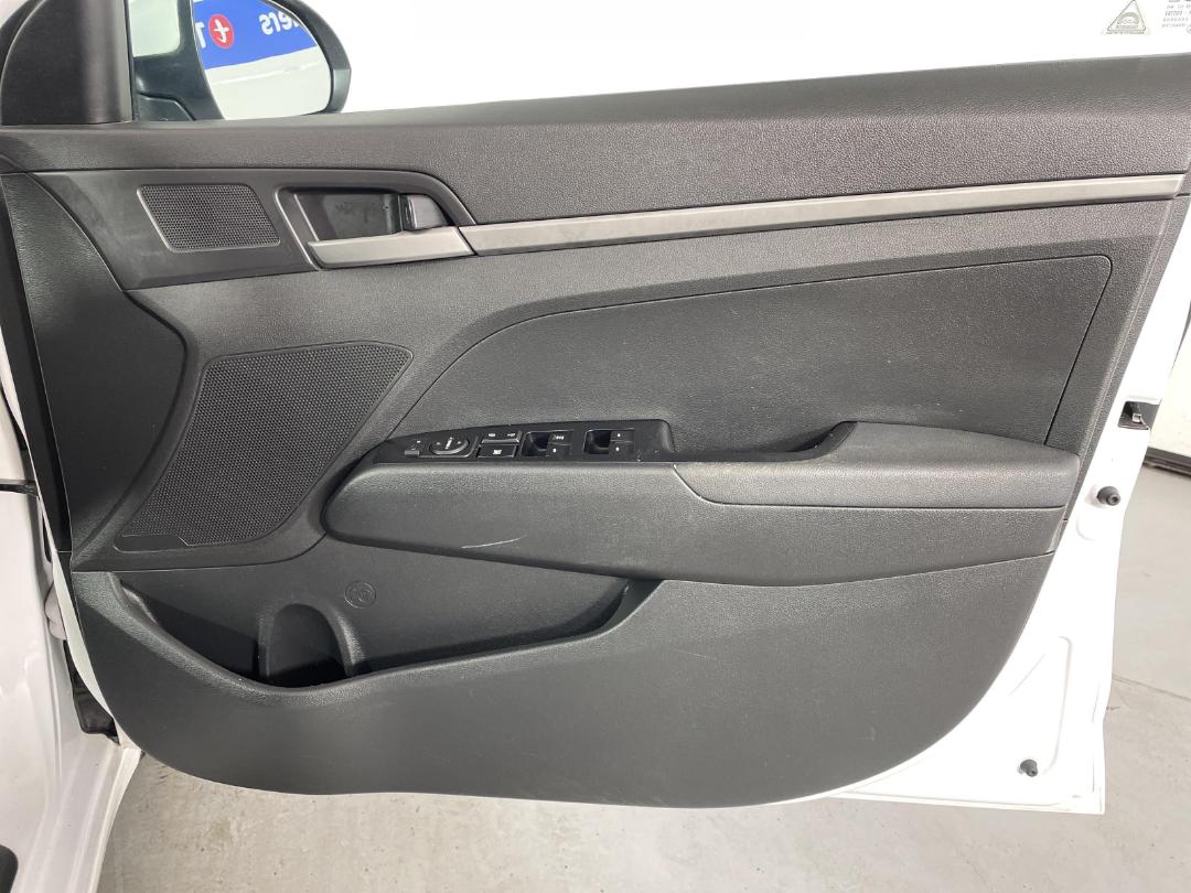 Photo '15' of Hyundai Elantra Photo '15' of Hyundai Elantra