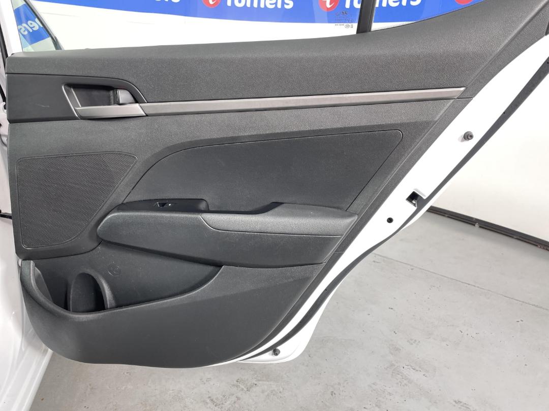 Photo '19' of Hyundai Elantra Photo '19' of Hyundai Elantra