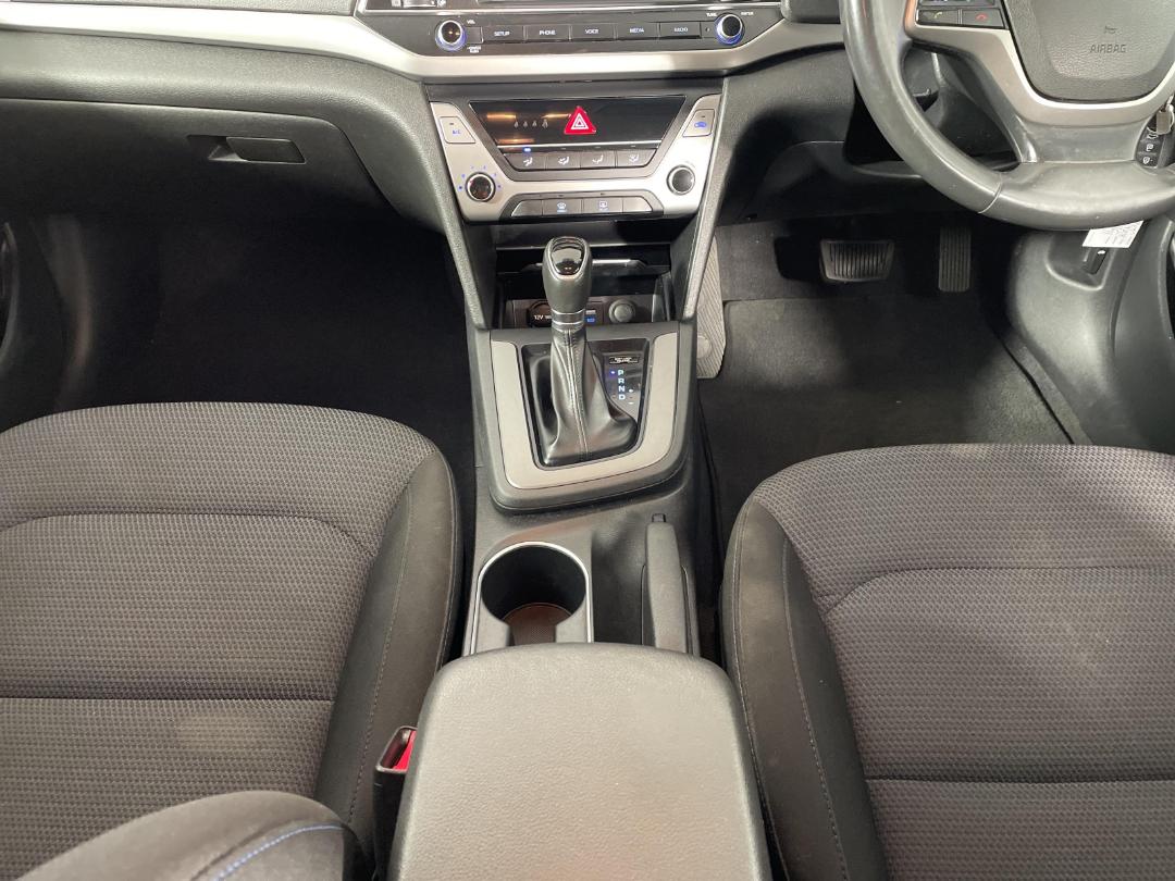 Photo '18' of Hyundai Elantra Photo '18' of Hyundai Elantra