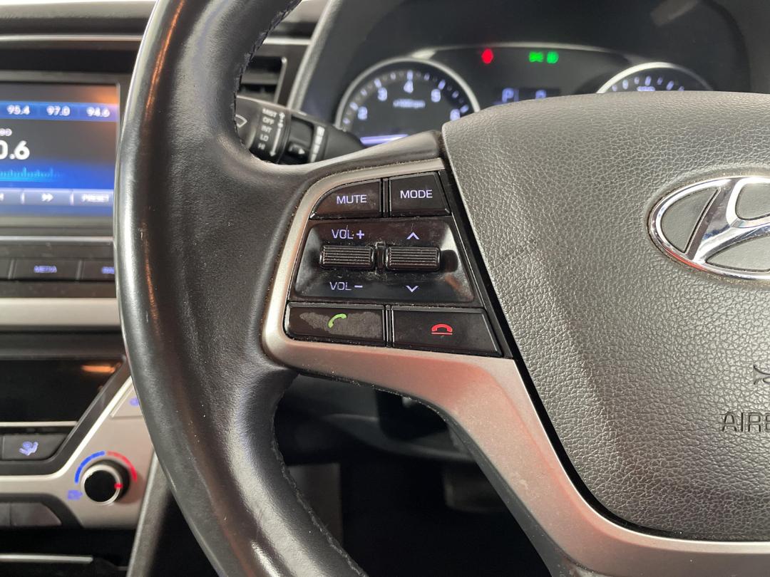 Photo '25' of Hyundai Elantra Photo '25' of Hyundai Elantra