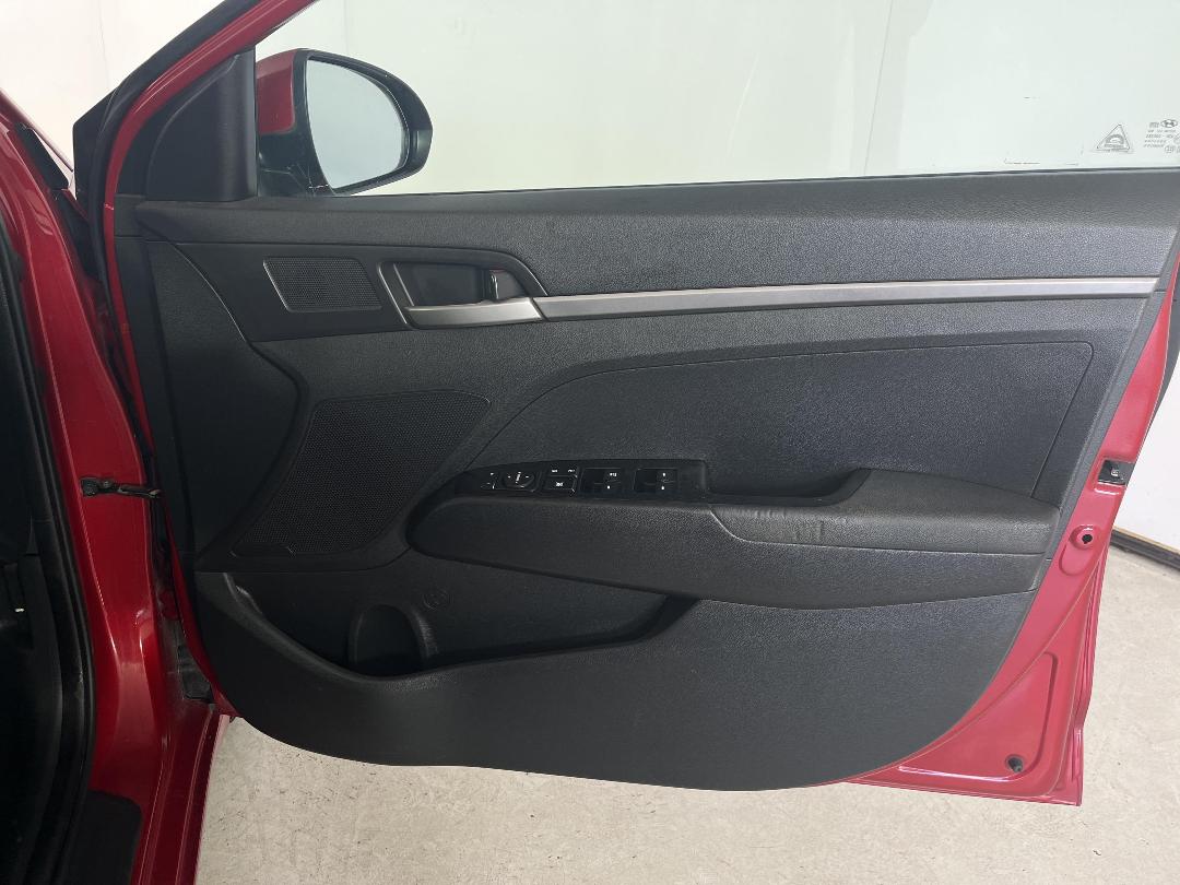 Photo '15' of Hyundai Elantra Photo '15' of Hyundai Elantra