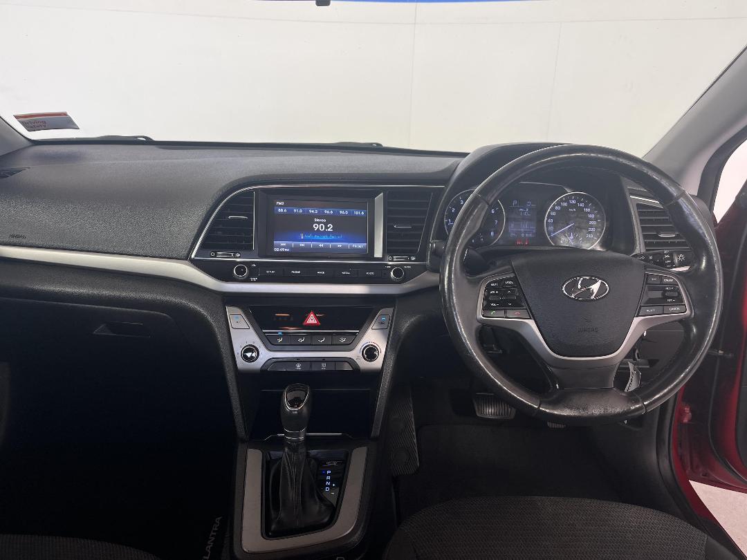 Photo '17' of Hyundai Elantra Photo '17' of Hyundai Elantra