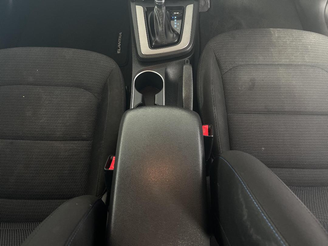 Photo '18' of Hyundai Elantra Photo '18' of Hyundai Elantra