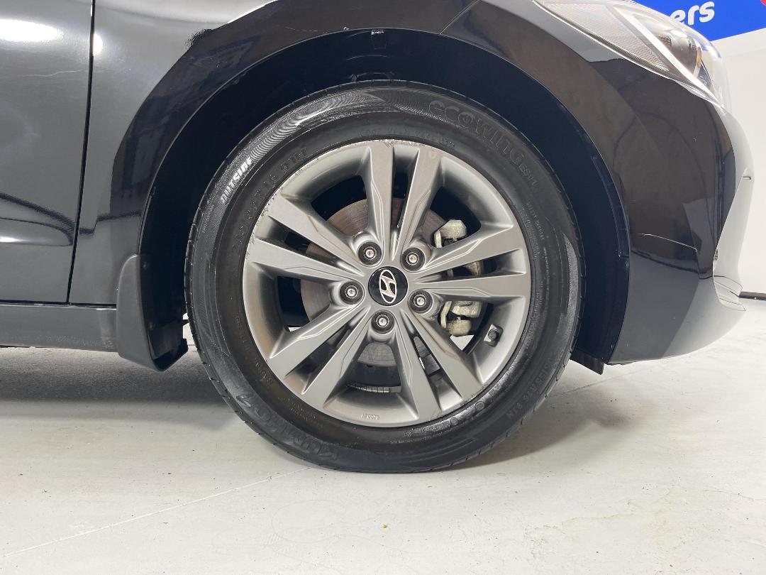 Photo '9' of Hyundai Elantra Photo '9' of Hyundai Elantra