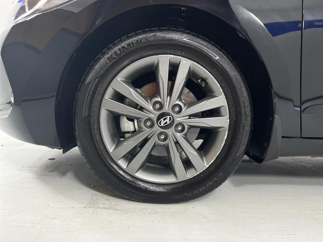 Photo '10' of Hyundai Elantra Photo '10' of Hyundai Elantra