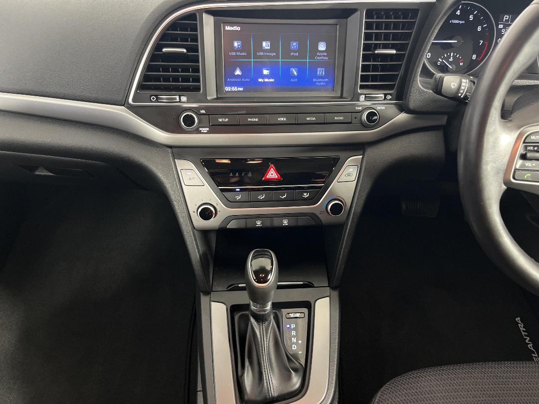 Photo '18' of Hyundai Elantra Photo '18' of Hyundai Elantra