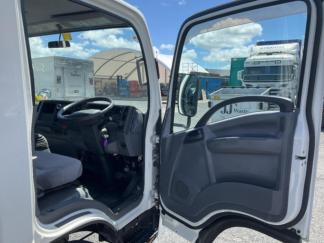 Photo '11' of Isuzu ELF Flat Deck Crane