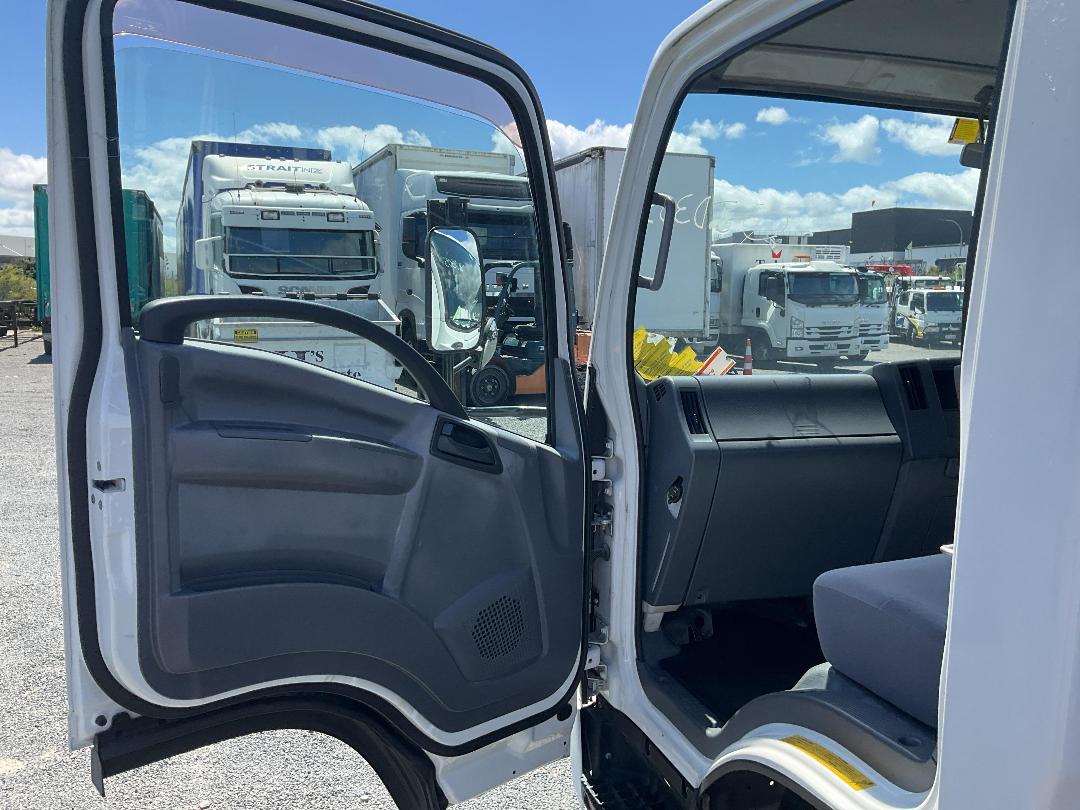 Photo '20' of Isuzu ELF Flat Deck Crane