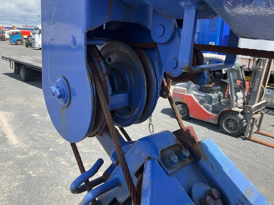 Photo '31' of Isuzu ELF Flat Deck Crane