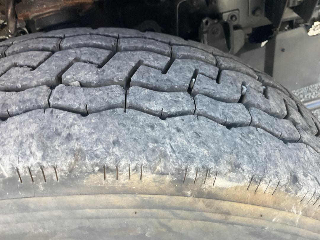 Photo '42' of Isuzu ELF Flat Deck Crane