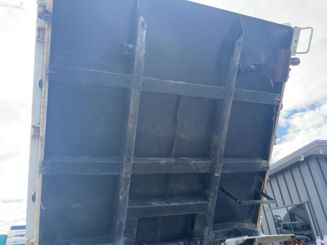 Photo '22' of Isuzu ELF 4X2 FLATDECK Tipper