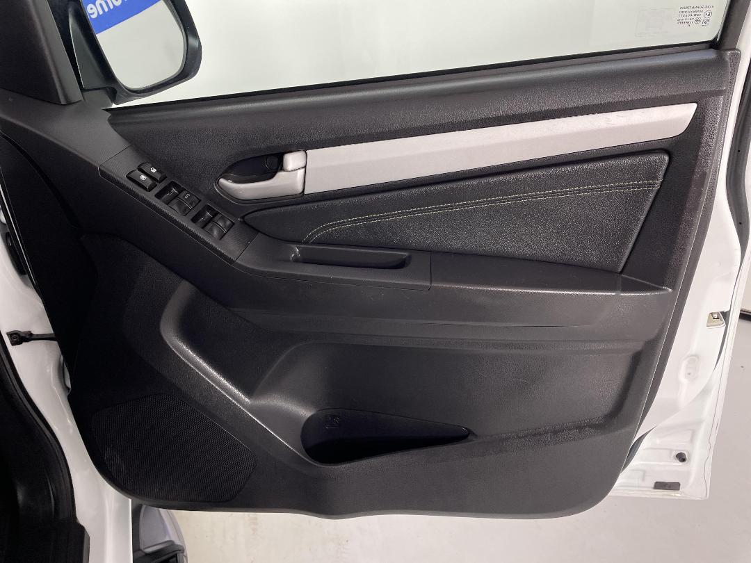 Photo '15' of Isuzu MU-X