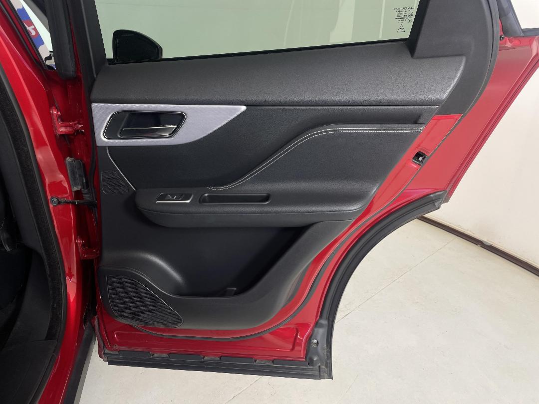 Photo '19' of Jaguar F-Pace Photo '19' of Jaguar F-Pace