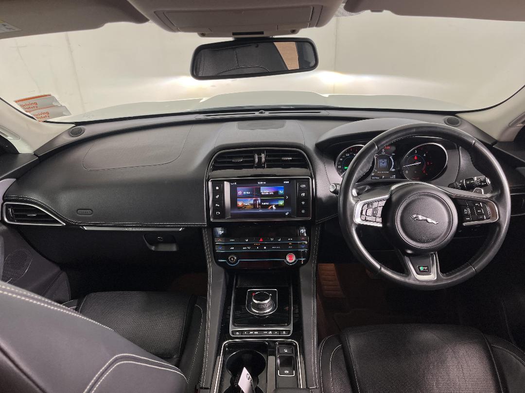 Photo '17' of Jaguar F-Pace Photo '17' of Jaguar F-Pace