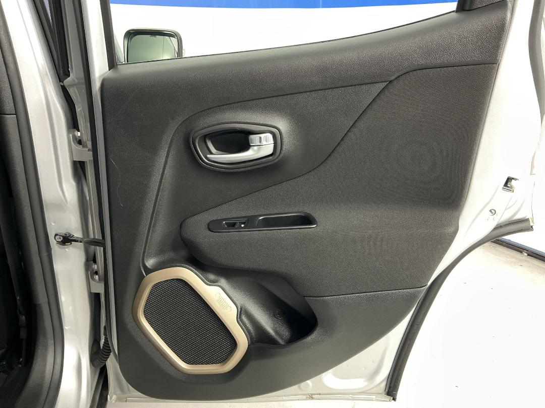 Photo '19' of Jeep Renegade Photo '19' of Jeep Renegade