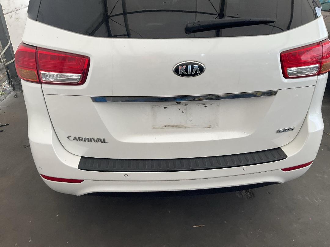 Photo '15' of KIA Carnival EX