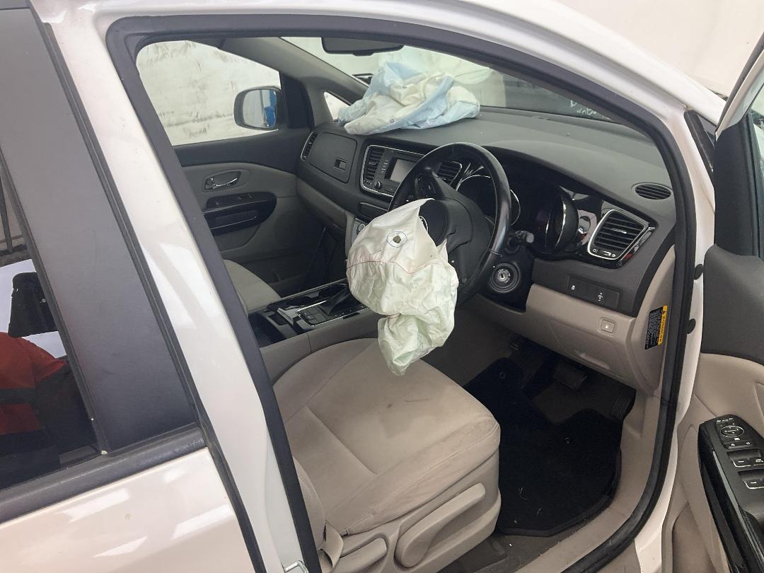 Photo '23' of KIA Carnival EX