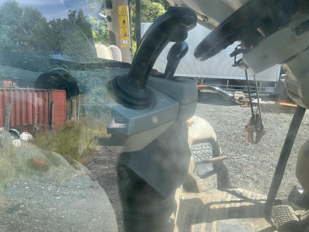 Photo '17' of Massey Ferguson 6713S Tractor