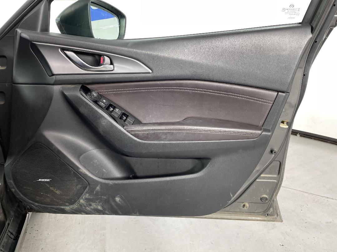 Photo '15' of Mazda 3