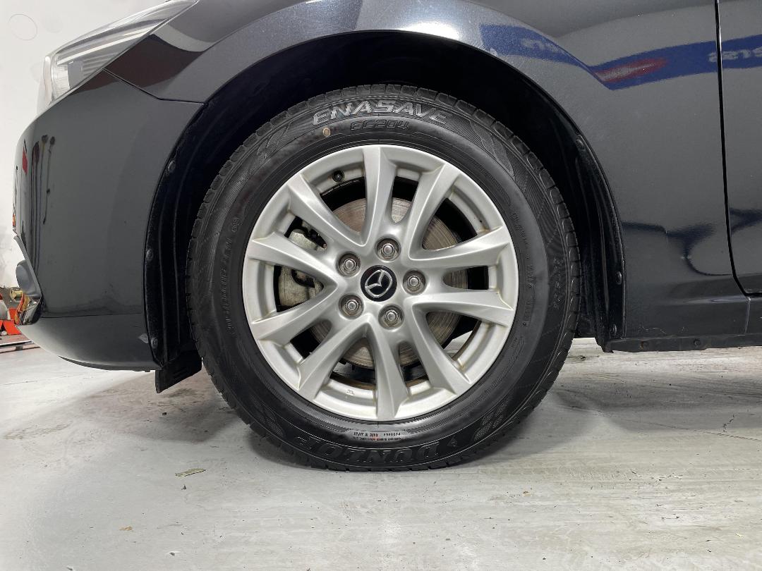 Photo '10' of Mazda Axela