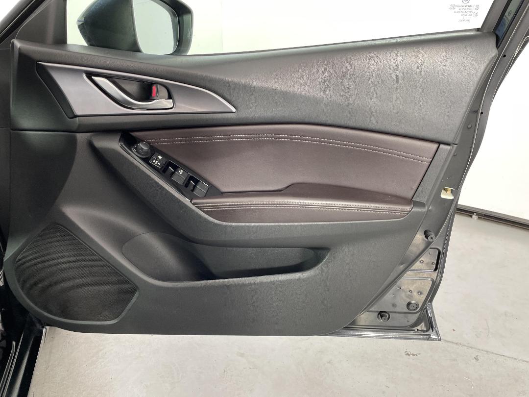 Photo '15' of Mazda Axela