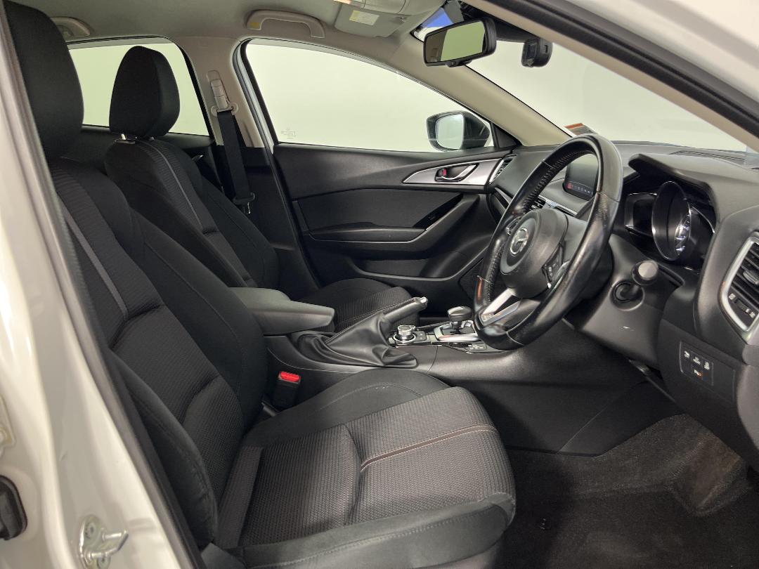 Photo '16' of Mazda Axela