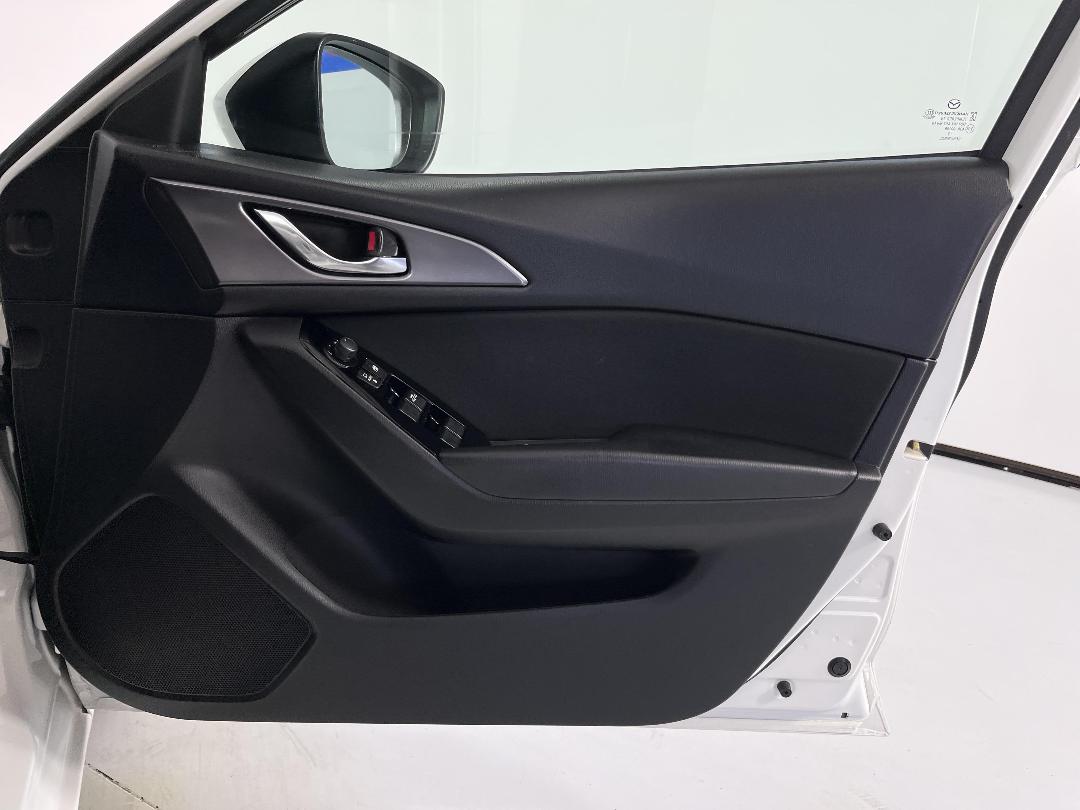 Photo '15' of Mazda Axela