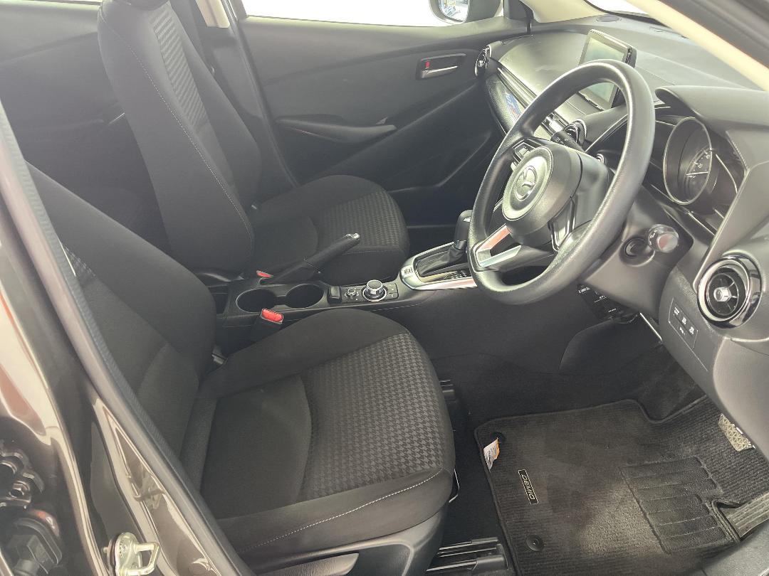 Photo '16' of Mazda Demio Photo '16' of Mazda Demio