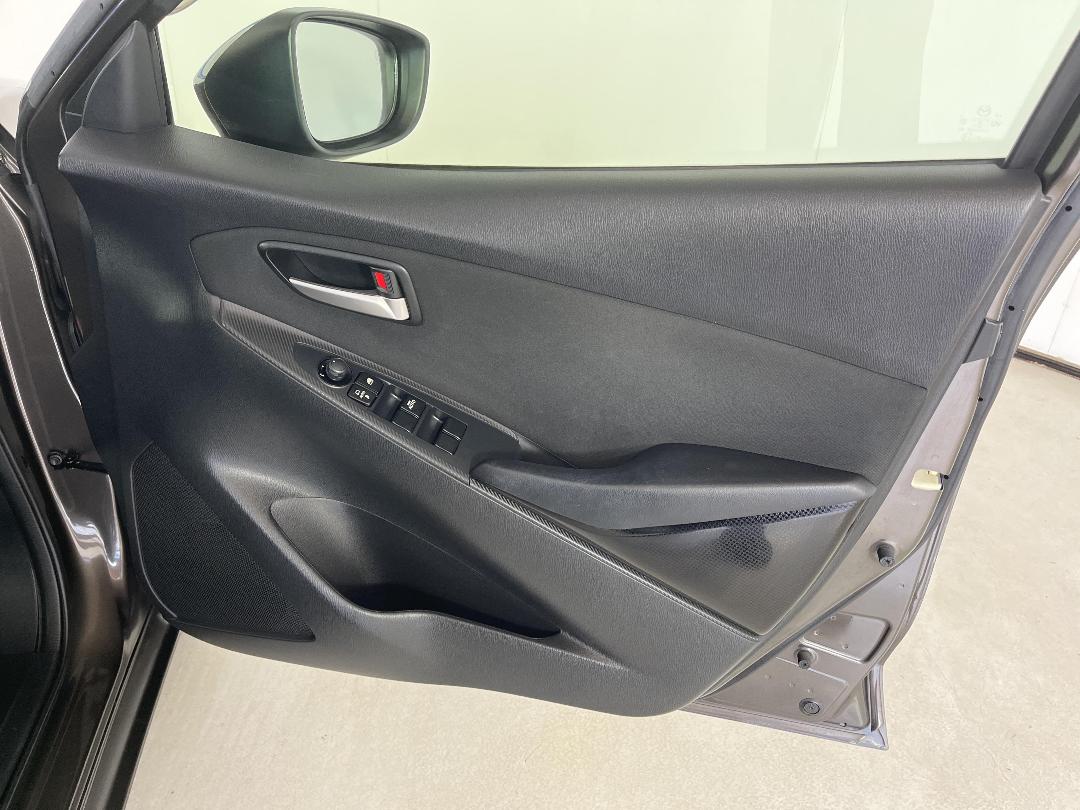 Photo '15' of Mazda Demio Photo '15' of Mazda Demio