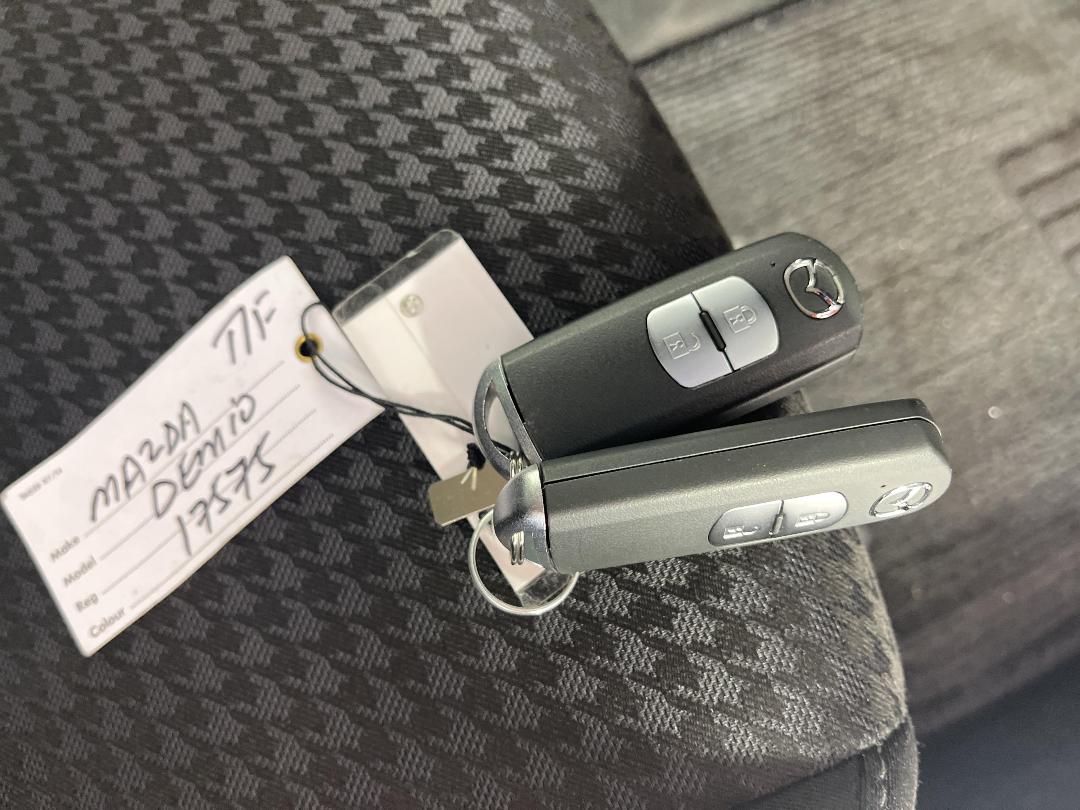 Photo '22' of Mazda Demio Photo '22' of Mazda Demio