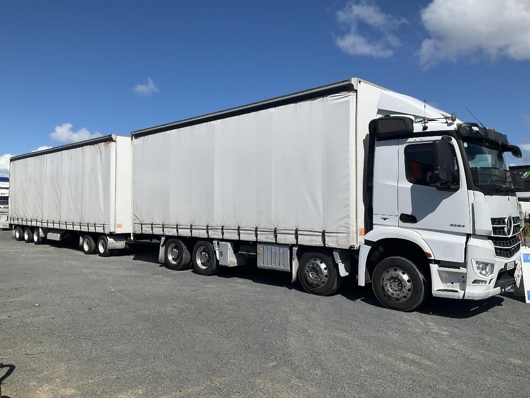 Photo '3' of Mercedes-Benz Arocs RIGID 3253L 8X4 Curtainsider