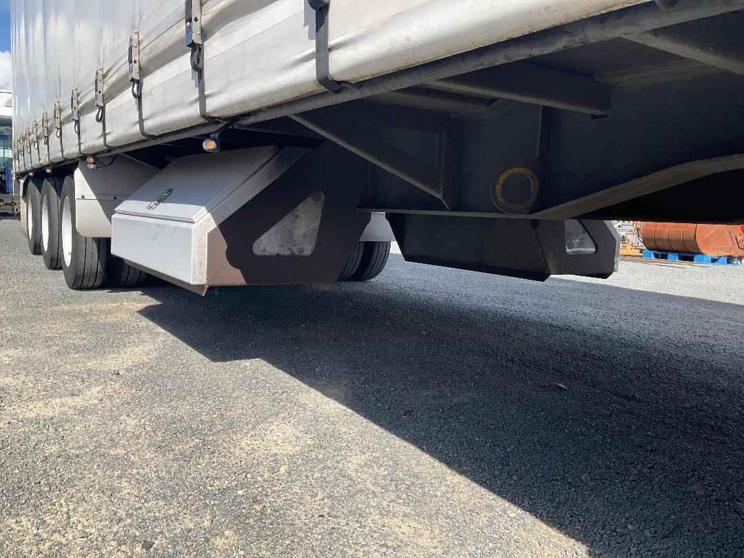 Photo '32' of Mercedes-Benz Arocs RIGID 3253L 8X4 Curtainsider